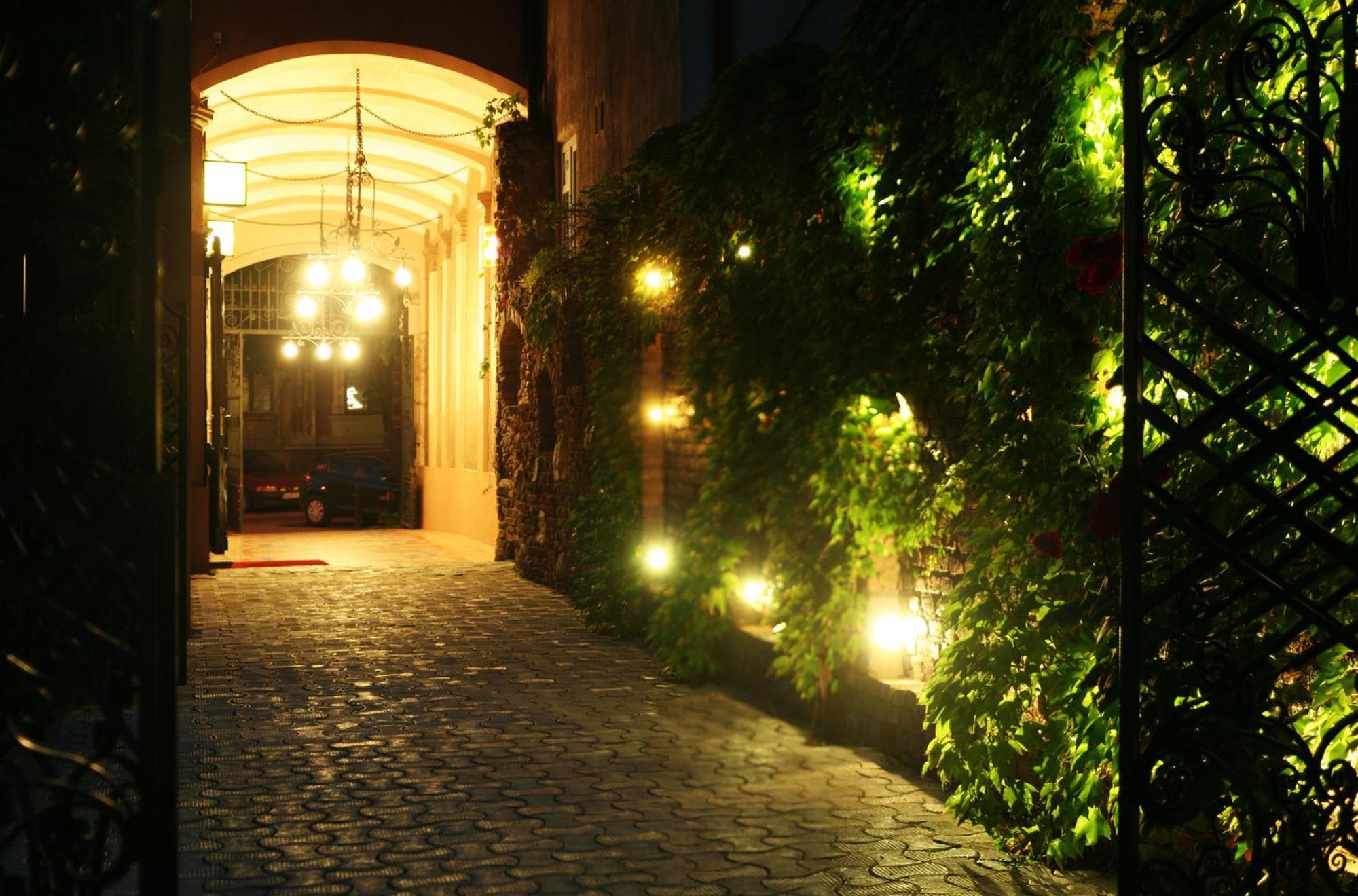 Hotel Poesis Satu Mare Exterior photo